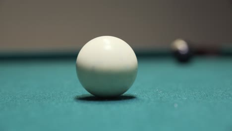 den schwarzen 8-ball versenken, um eine partie billard zu gewinnen