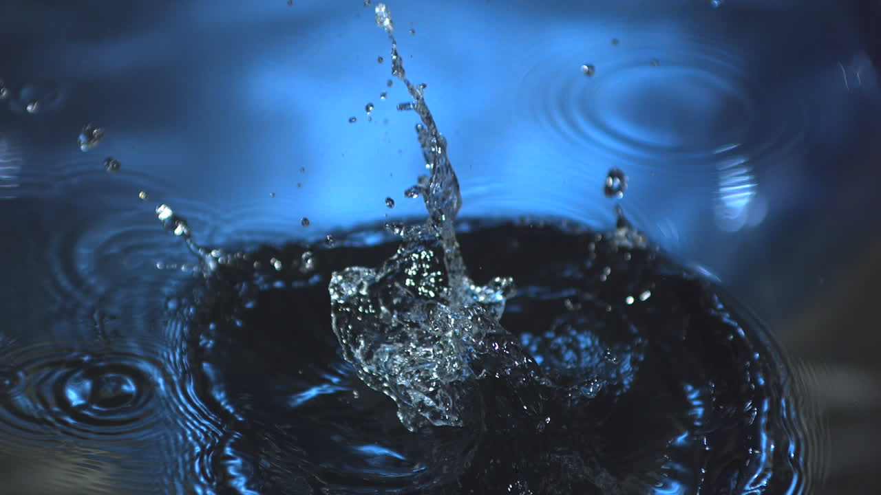 물 속으로 떨어지는 얼음 큐브