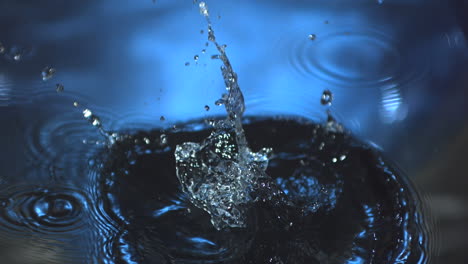 cubos de hielo cayendo en el agua