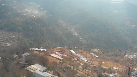 Vista-Aérea-Del-Paisaje-Brumoso-De-La-Ladera-De-Muzaffarabad-En-Pakistán