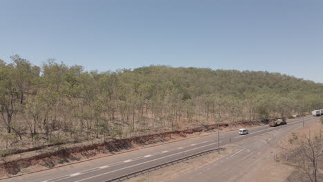 disparo de drones en movimiento descendente de un tren de carretera en el territorio del norte, interior de australia
