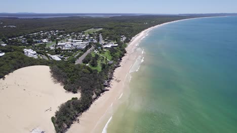 paisaje marino turquesa en la playa del arco iris en queensland, australia - toma aérea de drones