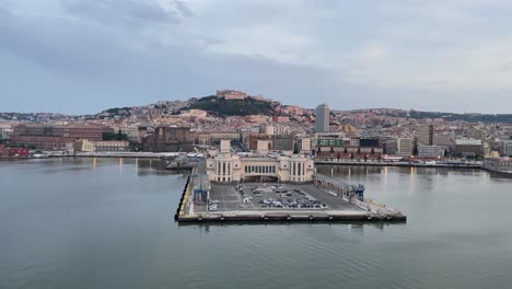 Tranquila-Vista-Matutina-De-La-Terminal-De-Cruceros-Y-El-Paisaje-Urbano-De-Nápoles,-Italia