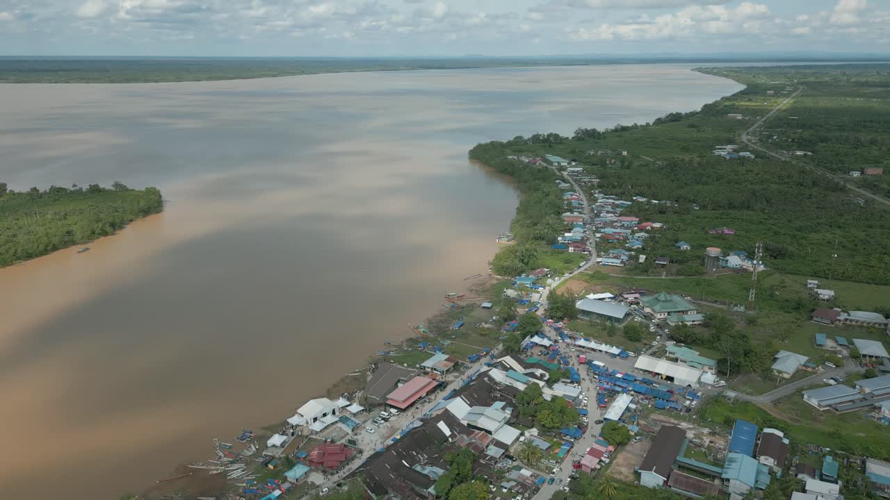 vista del dron de la ciudad de lingga, sri aman sarawak, malasia