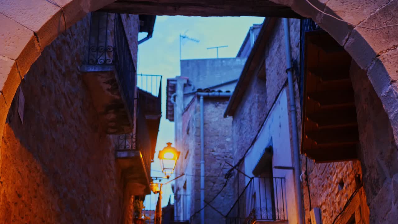 밤에 중세 마을의 입구 아치