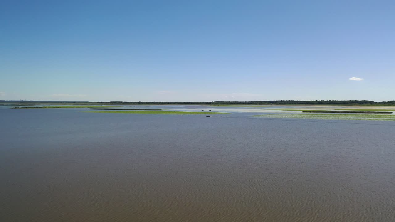 barco solitario en el mar lejos cerca de la costa, largo aéreo