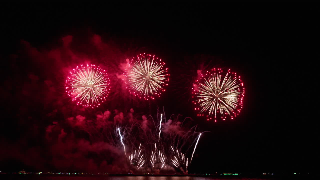 comienza con tres cohetes seguidos de explosiones de hongos de plata luego explosiones parecidas a estrellas a gran altitud, festival internacional de fuegos artificiales de pattaya 2023, tailandia