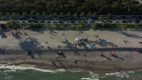 Noch-4K-Luftaufnahme-Der-Küste-Von-Fort-Lauderdale-Beach-In-Florida-Während-Der-Goldenen-Stunde