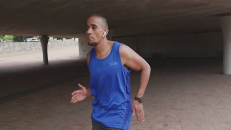 hombre de vista lateral con pierna protésica corriendo