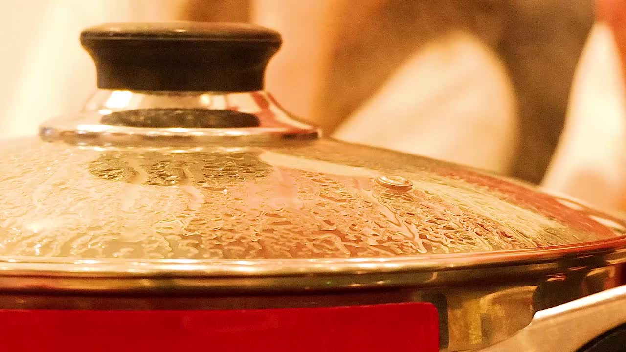 친구 들 이 함께 수키야키 와 샤부 식사를 즐기고 있다