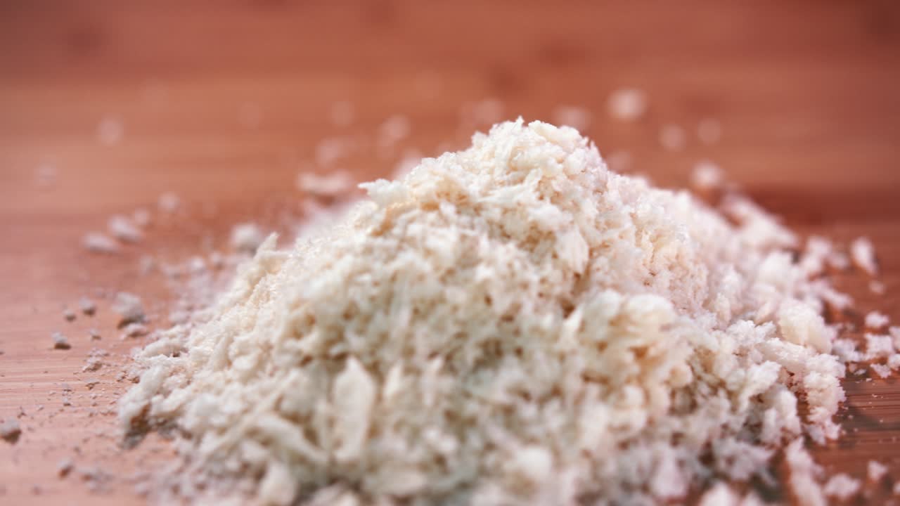 primer plano interior de un montón de migas de pan girando hacia la cámara de derecha a izquierda