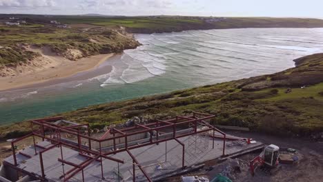 construcción de marco de acero de toma aérea con vistas a la playa en cornwall 2