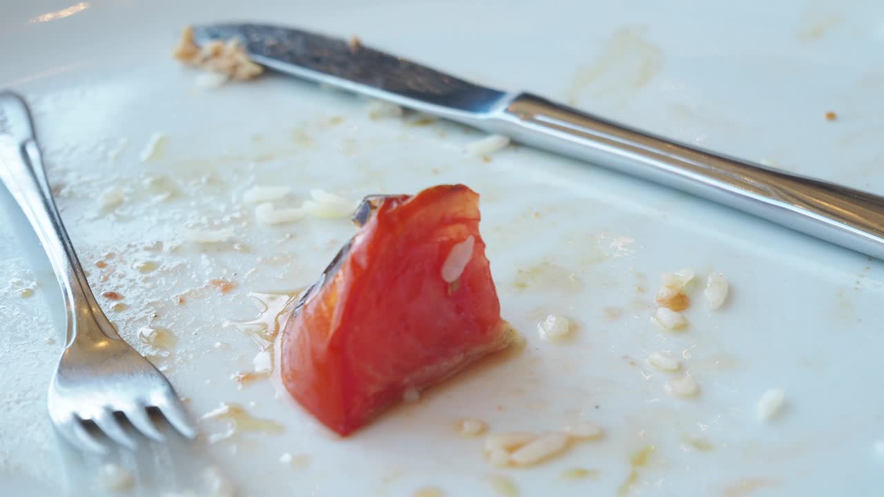 과 토마토가 남은 빈 접시