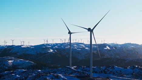 Windräder-In-Der-Verschneiten-Norwegischen-Landschaft-In-Bessaker---Weitwinkelaufnahme