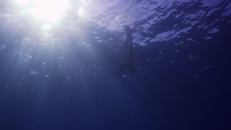 toma submarina de un apneísta que se adentra en el mar mediterráneo