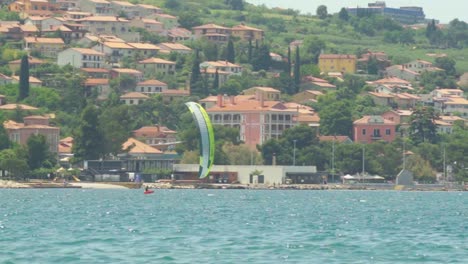 Impresionantes-Imágenes-En-Alta-Definición-De-Kitesurf-En-El-Ventoso-Y-Ondulado-Mar-Adriático-En-La-Costa-Eslovena