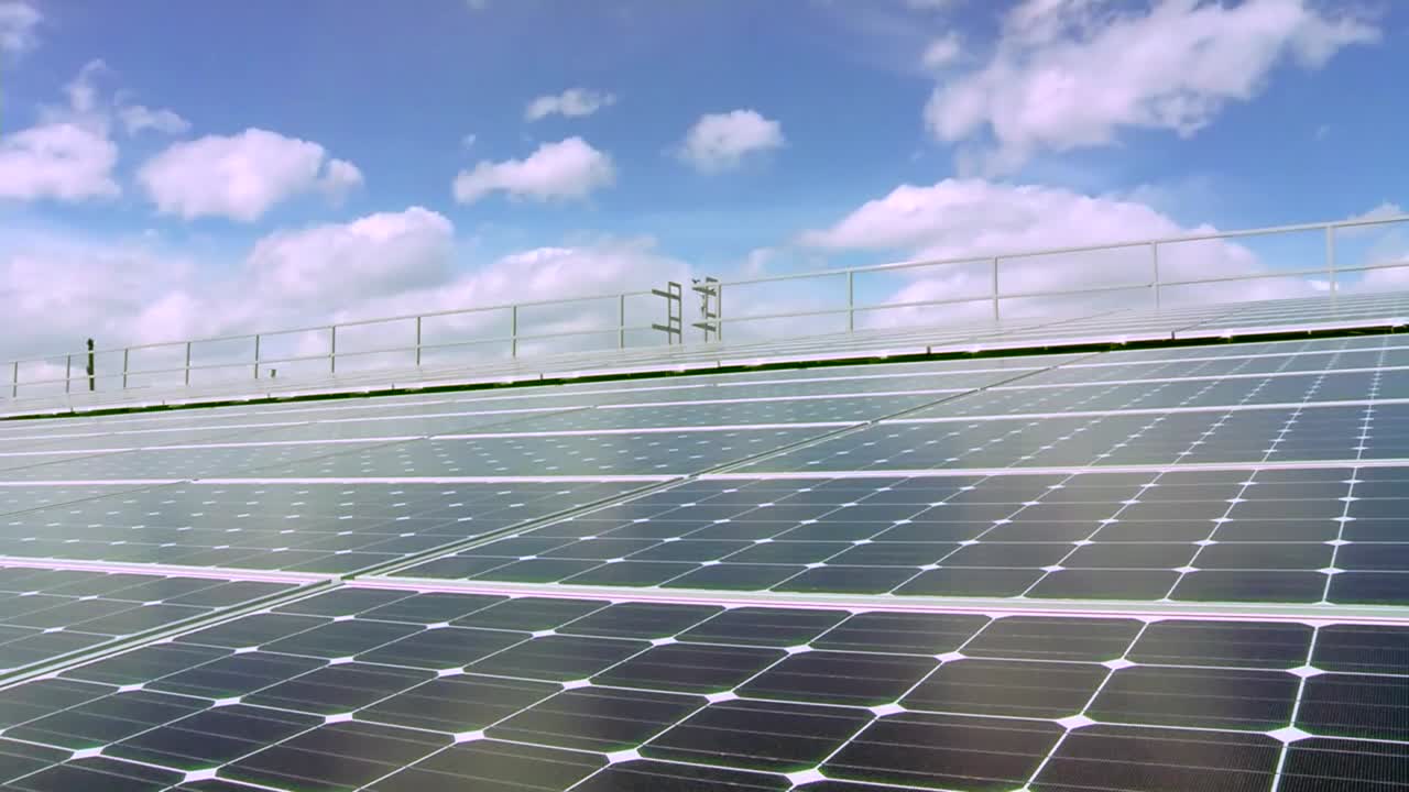 상업용 건물 1 위에 태양 전지판이 보입니다.