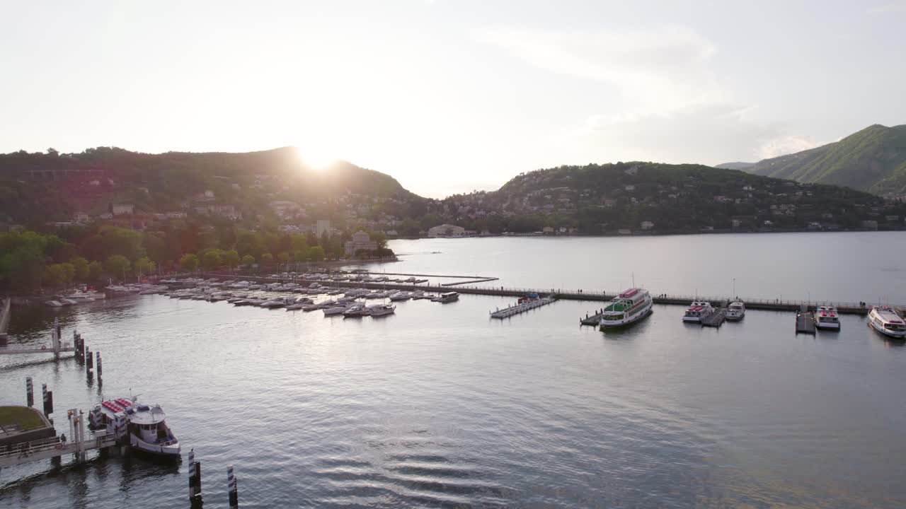 그림 같은 코모, 코모 호수, 이탈리아의 정박지에 선박 정박