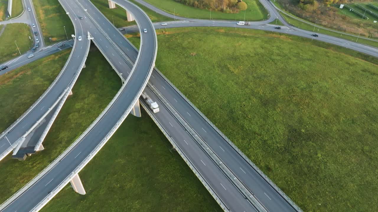 устойчивый вид загородного шоссе с мостами, по которым ездят автомобили