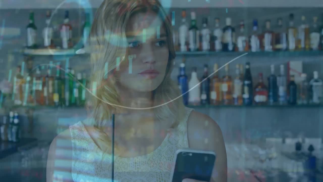animación del procesamiento de datos sobre una mujer caucásica sosteniendo una bebida usando un teléfono inteligente en un bar