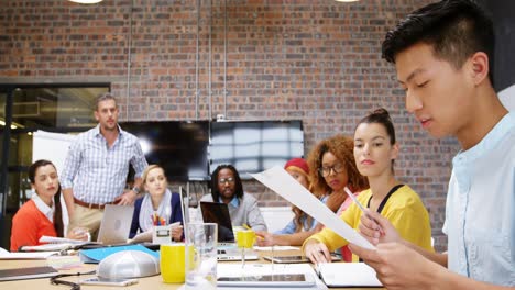 Business-executives-interacting-with-eachother-during-meeting