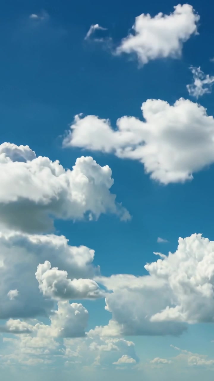 Video verticale: Massa di nuvole cumulo centrale che si sposta e si rimodella nel cielo, spinta dalla brezza.