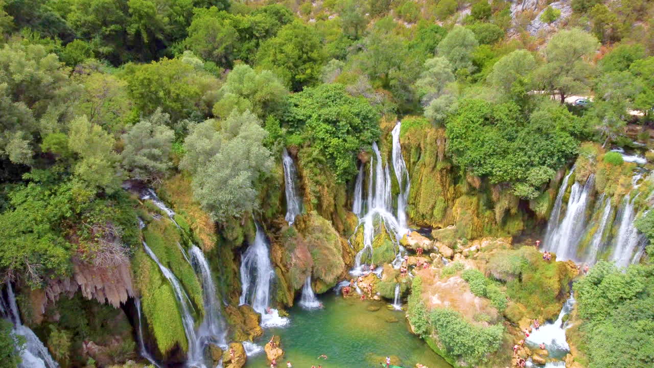 vista aérea de las cascadas de kravica con árboles de color verde brillante