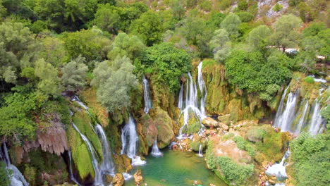 Luftaufnahme-Der-Kravica-wasserfälle-Mit-Hellgrünen-Bäumen