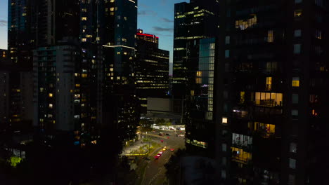 Perspectiva-Aérea-Estática-De-La-Intersección-De-La-Ciudad-De-Melbourne-Durante-El-Anochecer