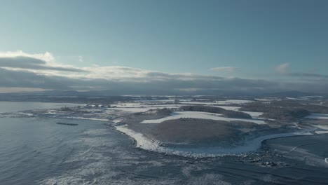 空中景色 波浪打破北海道冬季雪岸