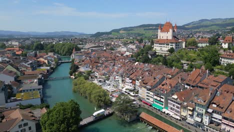 fotografía aérea del casco antiguo de la ciudad de thun en suiza