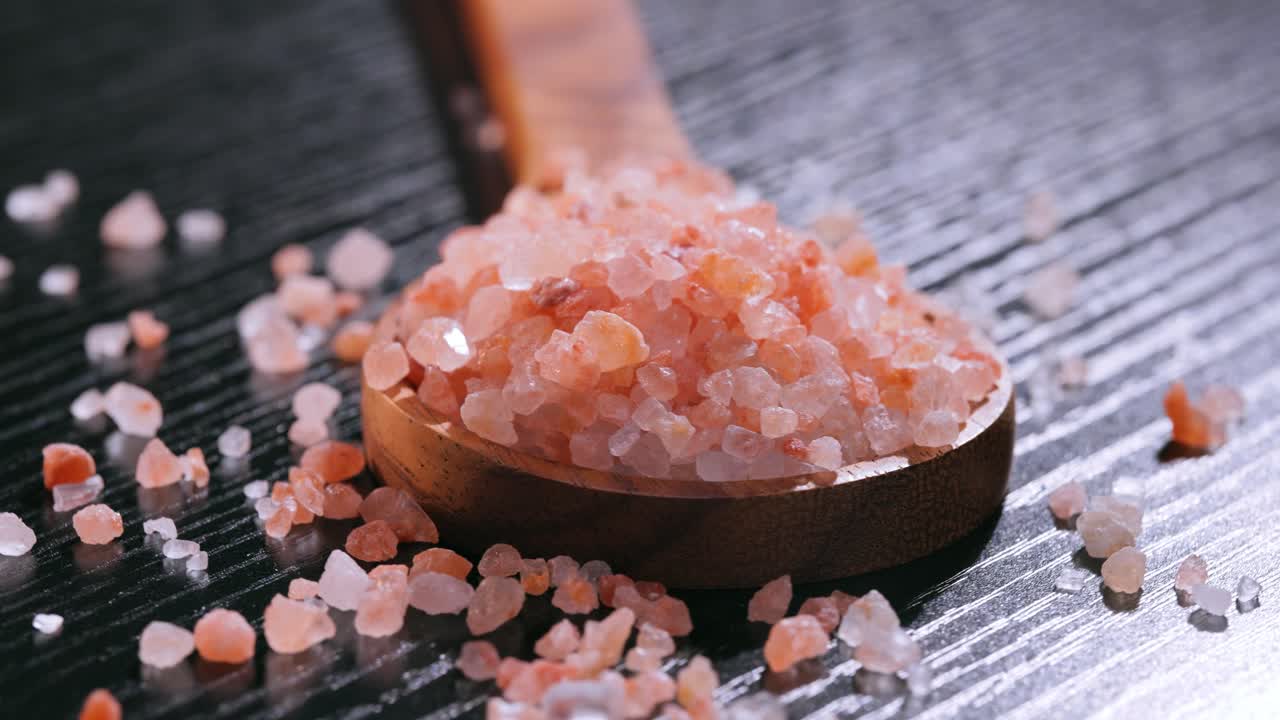 나무로 만든 히말라야 핑크 소금은 음식의 맛을 내기 위해 사용됩니다. 주로 마케팅 비용으로 인해, 핑크 히말라야 소금은 식탁 또는 바다 소금보다 20 배까지 비싸습니다.