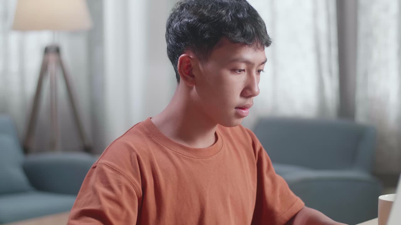 집에서 노트북으로 일하는 십대