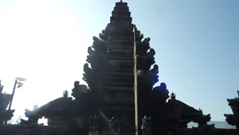 Aufsteigende,-Nach-Oben-Geneigte-Aufnahme-Des-Majestätischen-Pura-Ulun-Danu-Tempels-Am-See-In-Bali,-Indonesien,-Während-Eines-Wunderschönen-Goldenen-Stundenmorgens