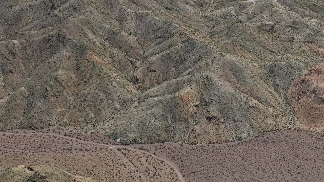 乾燥した山岳地形と道路の航空写真（アメリカ）。