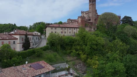 dramático ascenso aéreo a castello di camino, un pequeño pueblo pintoresco, piamonte, italia