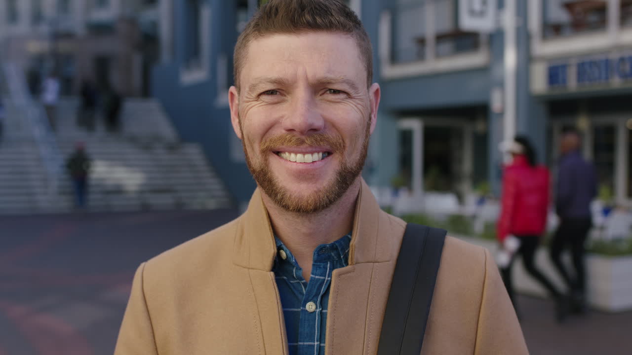 ritratto in slow motion di un affascinante uomo caucasico che sorride felice sullo sfondo urbano