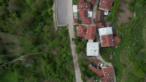 Carretera-Asfaltada-En-Bosque-Verde