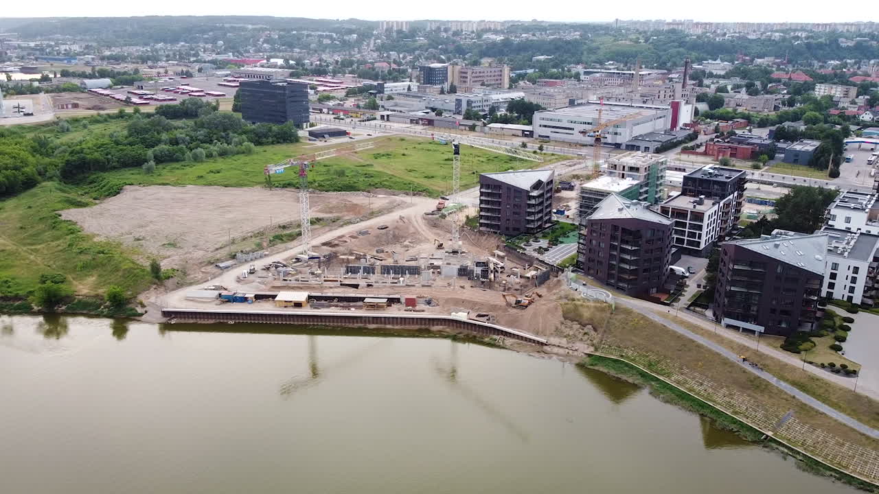 sitio de construcción de un moderno edificio de apartamentos en kaunas, distrito de vilijampole, vista aérea de drones