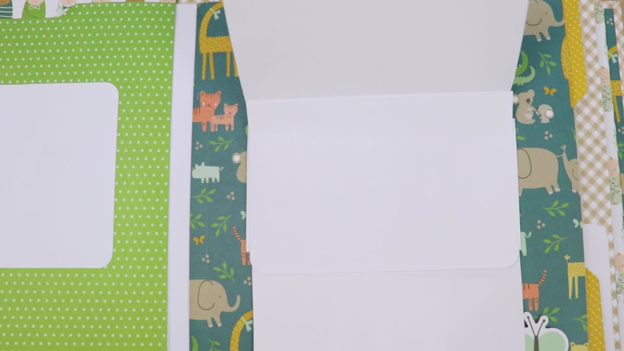 álbum de recortes con temas de bebés con marcos de fotos vacíos