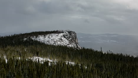 Frondosos-Abetos-Verdes-En-Las-Montañas-De-Lac-A-L&#39;empeche-En-Quebec,-Canadá