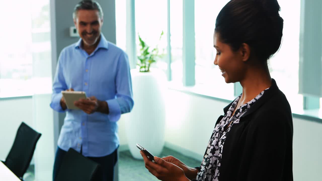 ejecutivos que usan teléfonos móviles y tabletas digitales