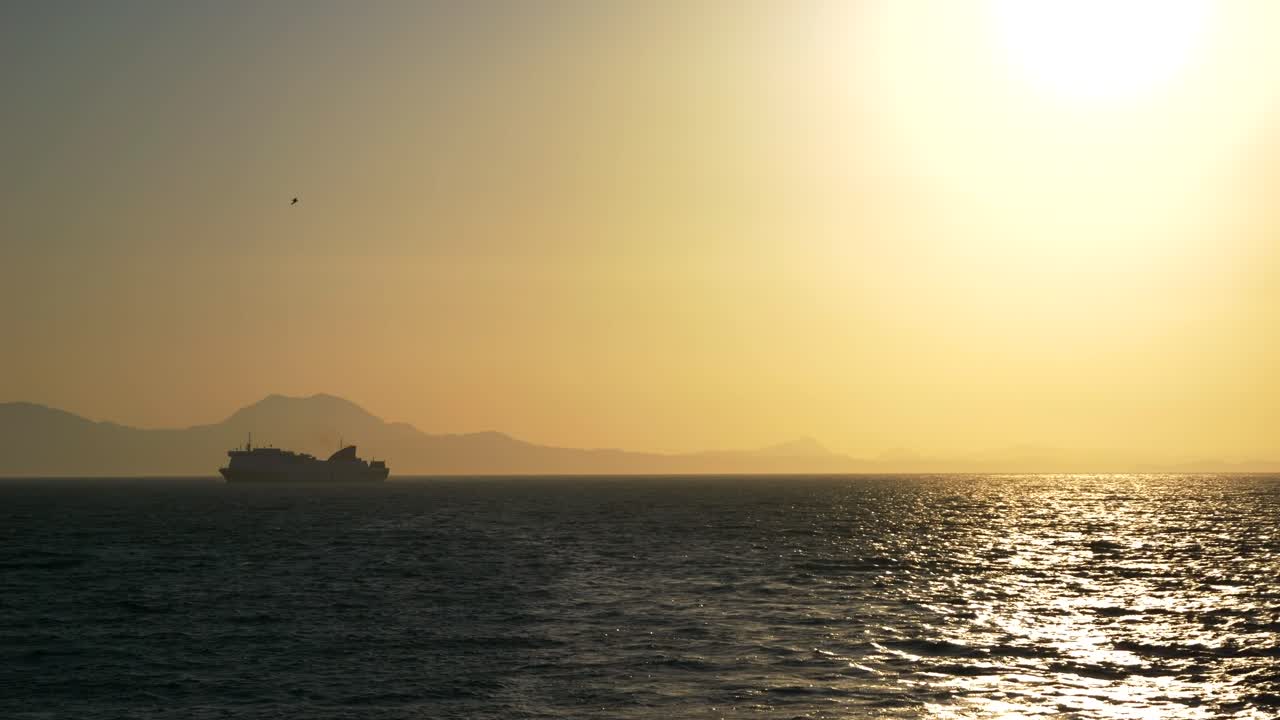 이오니아 해의 그리스 바다에서 항해하는 페리, 모두 해가 지는 광선에