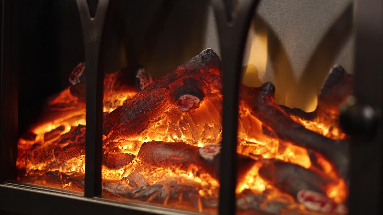 una vista constante de una chimenea eléctrica cálida y brillante
