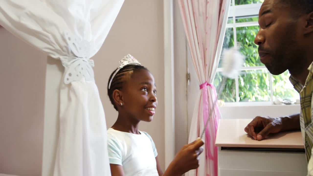 отец и дочь в сказочных костюмах веселятся 4k