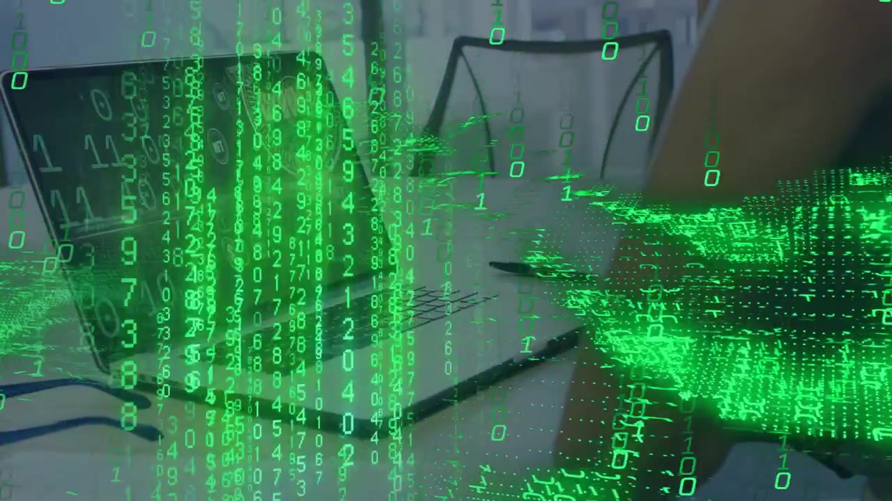 Åben bærbar computer viser kode, der sender grønne datastrømme, der flyder over kvindens arm, skjuler elementer til teknologi