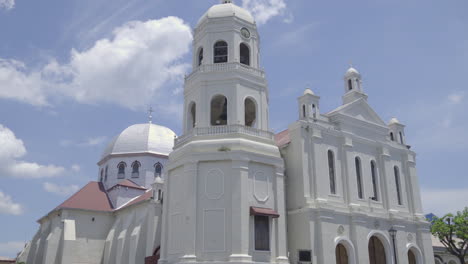 una iglesia basílica orgullosa de pie en el valle de batangas, filipinas, en la vista de un dron