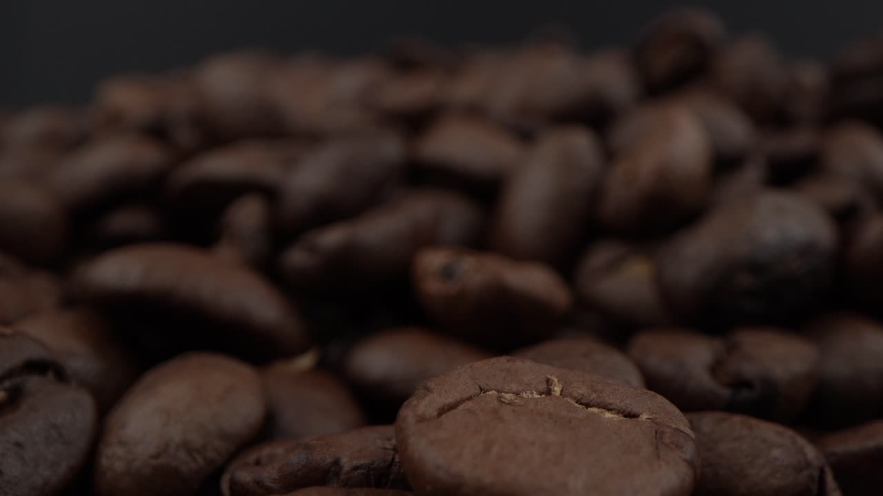 Makrobillede af ristede kaffebønner med blød indzoomning