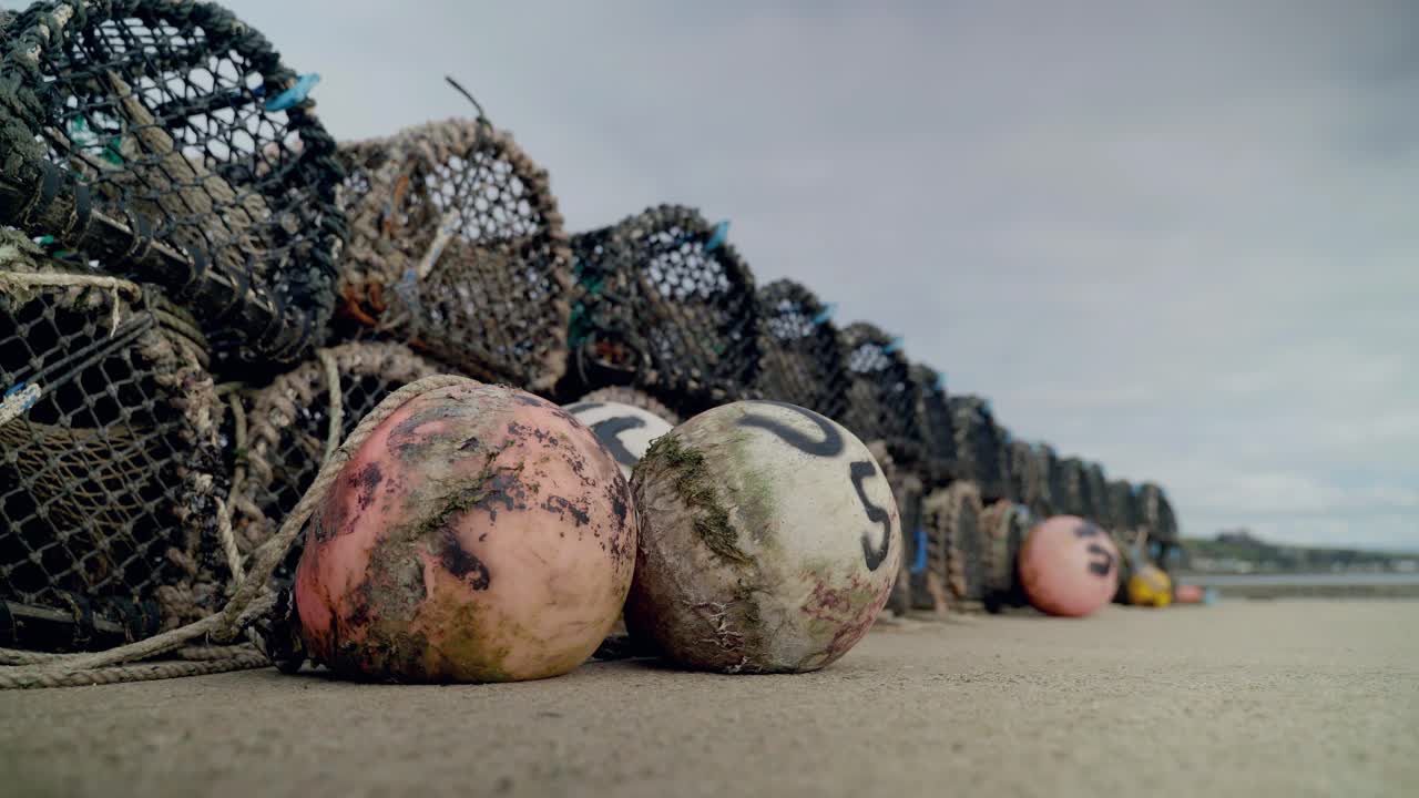 boyas de pesca comercial y redes de pesca en la playa a la espera de ser utilizadas por el pescador