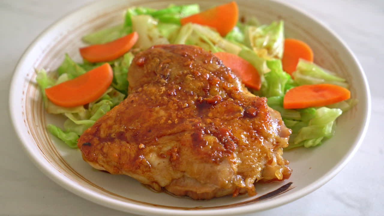 filete de pollo teppanyaki teriyaki con repollo y zanahoria